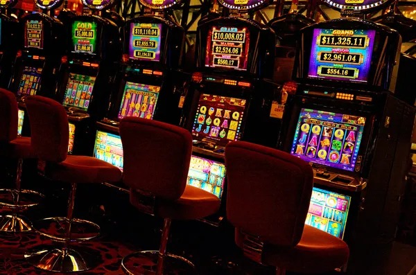 Fa Cai Shen Deluxe game interface with symbol combinations and live dealer studio backdrop